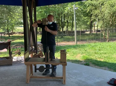 Renaissance d'une presse à fendre à la Mine Bleue de...